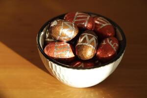 bol avec Chocolat Pâques des œufs photo