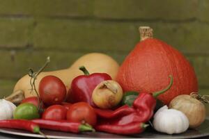 une assiette avec Frais des légumes choisi Frais de le jardin photo