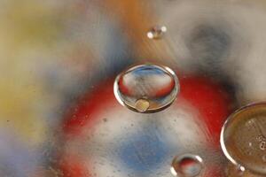 Créatif la photographie, pétrole gouttes sur l'eau avec couleurs photo