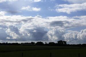 spectaculaire des nuages dans une néerlandais paysage photo