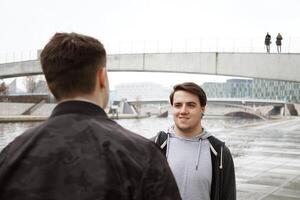 deux Masculin adolescent copains ayant une conversation par le rivière photo