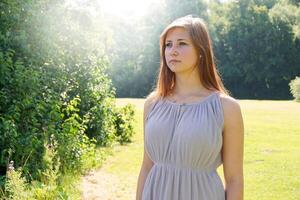 Jeune femme dans une parc avec Soleil éclater photo