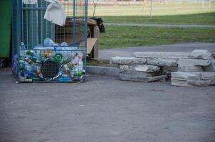 des ordures conteneurs avec déchets sur le rue photo