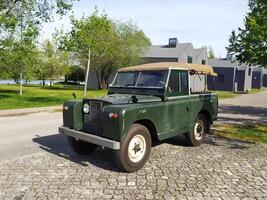 vieux 4x4 voiture vert Couleur dans le parc photo