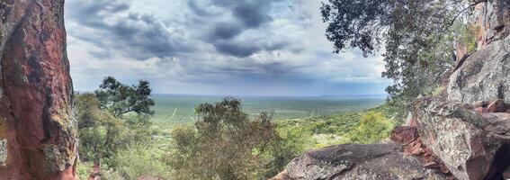 panoramique vue de le alentours campagne de le Waterberg plateau dans Namibie pendant le journée photo