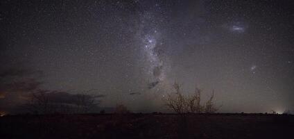 panoramique image de le étoilé ciel et le laiteux façon photographié dans le namibien désert photo