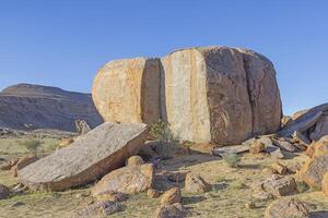 géant Divisé rocher dans le Sud namibien désert paysage en dessous de une clair bleu ciel photo