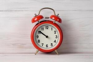 rouge alarme l'horloge sur blanc en bois arrière-plan.. photo