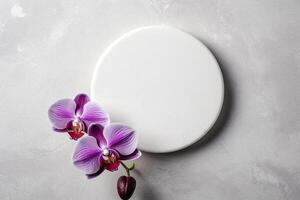 Haut vue marbre cercle sur blanc Contexte avec orchidée fleur.. photo