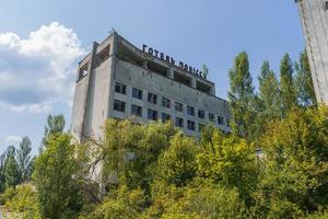 Tchernobyl, ukraine 8 août 2021. ville fantôme dans la zone d'exclusion de Tchernobyl. maison abandonnée. hôtel energetik et polissya. photo