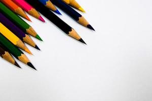 crayons colorés pour l'éducation avec un fond blanc. photo