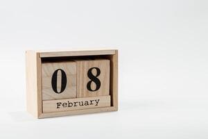 en bois calendrier février 08 sur une blanc Contexte photo