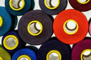 ensemble de multicolore bobines de fil pour couture photo