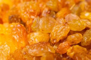 Contexte de une grand nombre de séché Jaune d'or les raisins. raisin. végétarien régime photo