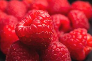 proche en haut, une bouquet de Frais et mûr rouge framboises. rose framboise macro coup photo