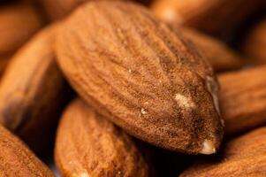 Contexte de gros brut pelé amandes situé arbitrairement. photo