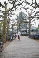 Gand, Belgique, mai 5, 2022, virginie amoureux bâtiment, flamand communauté centre, parking lot avec Vélos dans ville photo