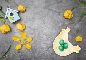 Pâques mise en page, une assiette de poulet et Jaune poussins, par vert des œufs ,tulipes photo