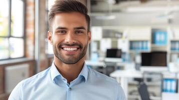 une homme avec une vaste sourire portant une bleu chemise et attacher photo