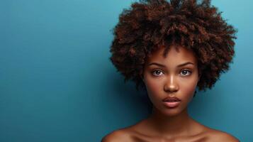 une fermer vue de un individuel avec une volumineux afro coiffure photo