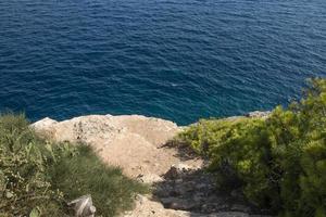 vue sur la mer depuis un rocher photo