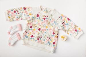 Chaussettes de vêtements de bébé avec tétine isolé sur fond blanc photo