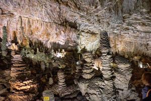 trieste, italie, 2021. l'intérieur de la célèbre grotte karstique du géant. photo