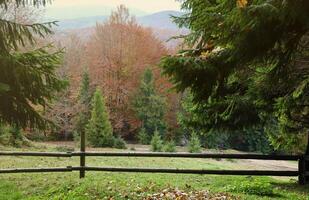 l'automne rural paysage avec montagnes pics sur Contexte photo
