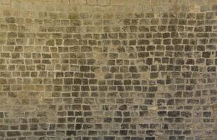 très vieux brique pierre mur de Château ou forteresse de 18e siècle. plein Cadre mur avec obsolète sale et fissuré briques photo