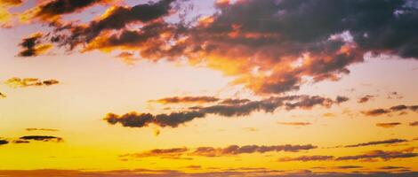 spectaculaire nuageux ciel illuminé par le des rayons à le coucher du soleil ou lever du soleil. ancien film esthétique. photo