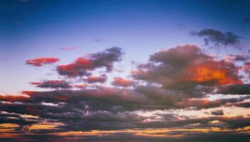 spectaculaire nuageux ciel illuminé par le des rayons à le coucher du soleil ou lever du soleil. ancien film esthétique. photo