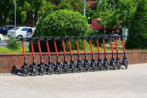 tachkent, Ouzbékistan - mai 25, 2023 de location de électrique scooters garé sur le trottoir. photo