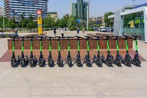 tachkent, Ouzbékistan - mai 25, 2023 de location de électrique scooters garé sur le trottoir. photo