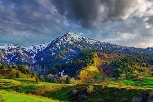 Montagne Haut couvert avec Jeune neige et illuminé par le Soleil sur une ensoleillé journée. Montagne paysage. photo