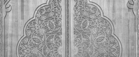 noir et blanc sculpté en bois des portes avec motifs et mosaïques. photo