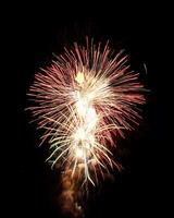 coloré fête feux d'artifice isolé sur une noir ciel Contexte. photo