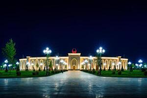 Ouzbékistan, Tachkent - avril 25, 2023 le territoire de le parc Nouveau Ouzbékistan avec monument de indépendance dans le forme de une stèle avec une humo oiseau à nuit. photo