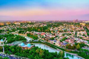 Ouzbékistan, Tachkent - avril 24, 2023 Haut vue de le observation plate-forme sur le Tachkent la télé la tour à le central partie de le ville pendant le crépuscule. photo