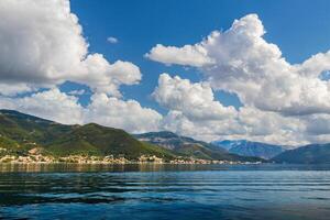 baie de kotor dans le adriatique mer, Monténégro. mer croisière près le côte. photo