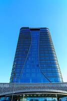 Ouzbékistan, Tachkent - avril 27, 2023 bâtiment de Hôtel Hilton sur une bleu ciel Contexte dans Tachkent ville. photo