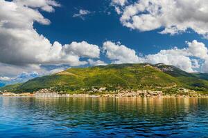 baie de kotor dans le adriatique mer, Monténégro. mer croisière près le côte. photo