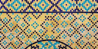 géométrique traditionnel islamique ornement. fragment de une céramique mosaïque. photo