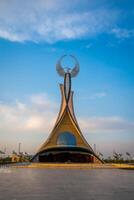 Ouzbékistan, Tachkent - avril 25, 2023 monument de indépendance dans le forme de une stèle avec une humo oiseau sur une le coucher du soleil dans le Nouveau Ouzbékistan. photo