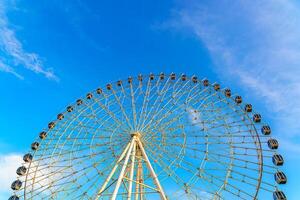 haute ferris roue à le coucher du soleil ou lever du soleil avec nuageux ciel Contexte. photo