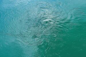 le texture de le vagues de turquoise Couleur de rapide l'eau dans le rivière. photo