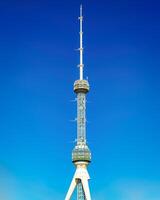 Tachkent télévision la tour, Ouzbékistan sur une bleu ciel Contexte. photo
