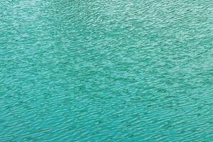le texture de le vagues de turquoise Couleur de rapide l'eau dans le rivière. photo