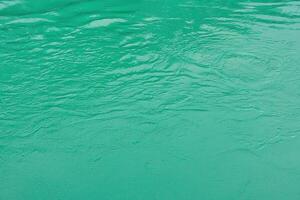 le texture de le vagues de turquoise Couleur de rapide l'eau dans le rivière. photo