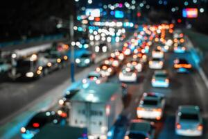 flou voiture circulation lumière à nuit ville. circulation confiture dans soir se ruer heure. photo