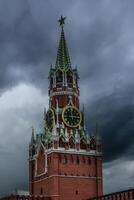 rouge carré. spasskaya la tour avec une horloge. rassemblement des nuages plus de le kremlin. Moscou, Russie. photo